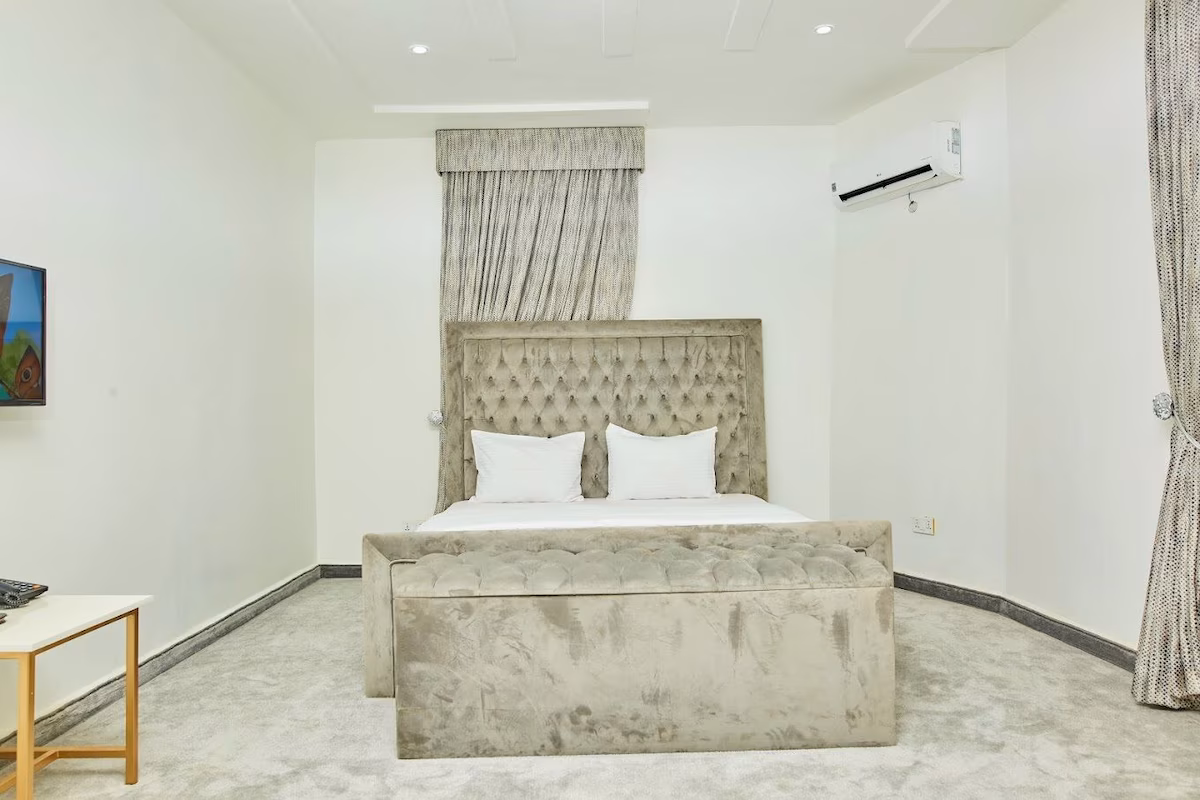 /web/uploads/116/De Castle Hotel & Resort Enugu/room-photos/Apartment B/de castle apartment1.jpg